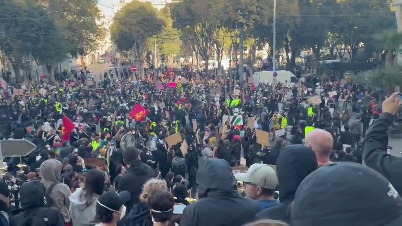 FranceProtests: Protests gain momentum in the city of Fos-sur-Mer. A large procession of protesters marches near Les Réformés, on the Canebière, in the centre of Marseille.