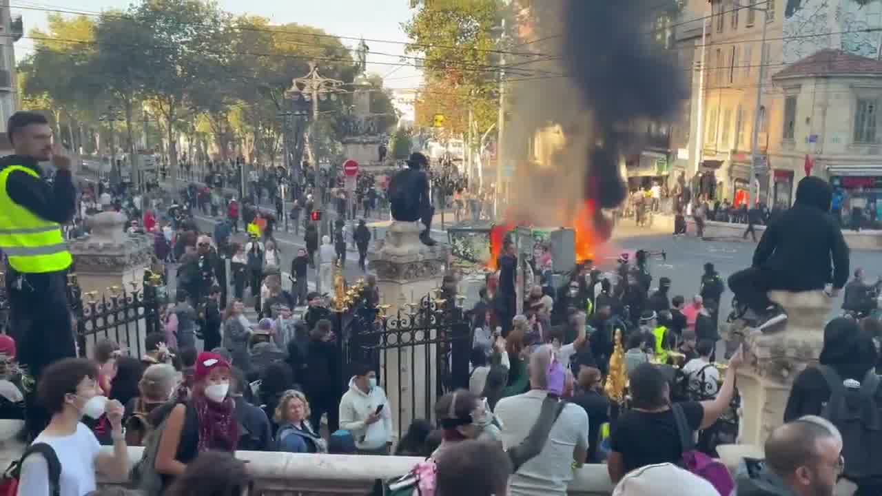 FranceProtests: Protests gain momentum in the city of Fos-sur-Mer. A large procession of protesters marches near Les Réformés, on the Canebière, in the centre of Marseille.