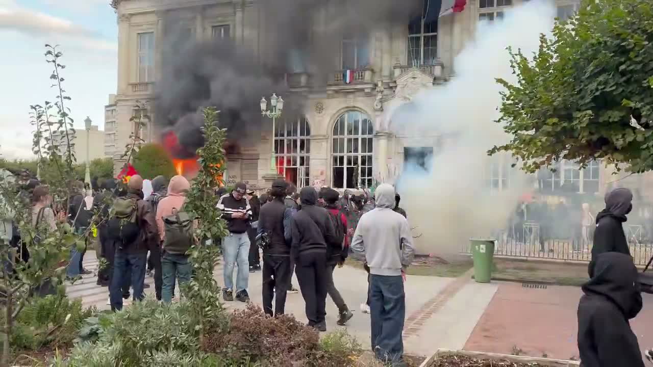 Fire at Limoges City Hall during protests in France