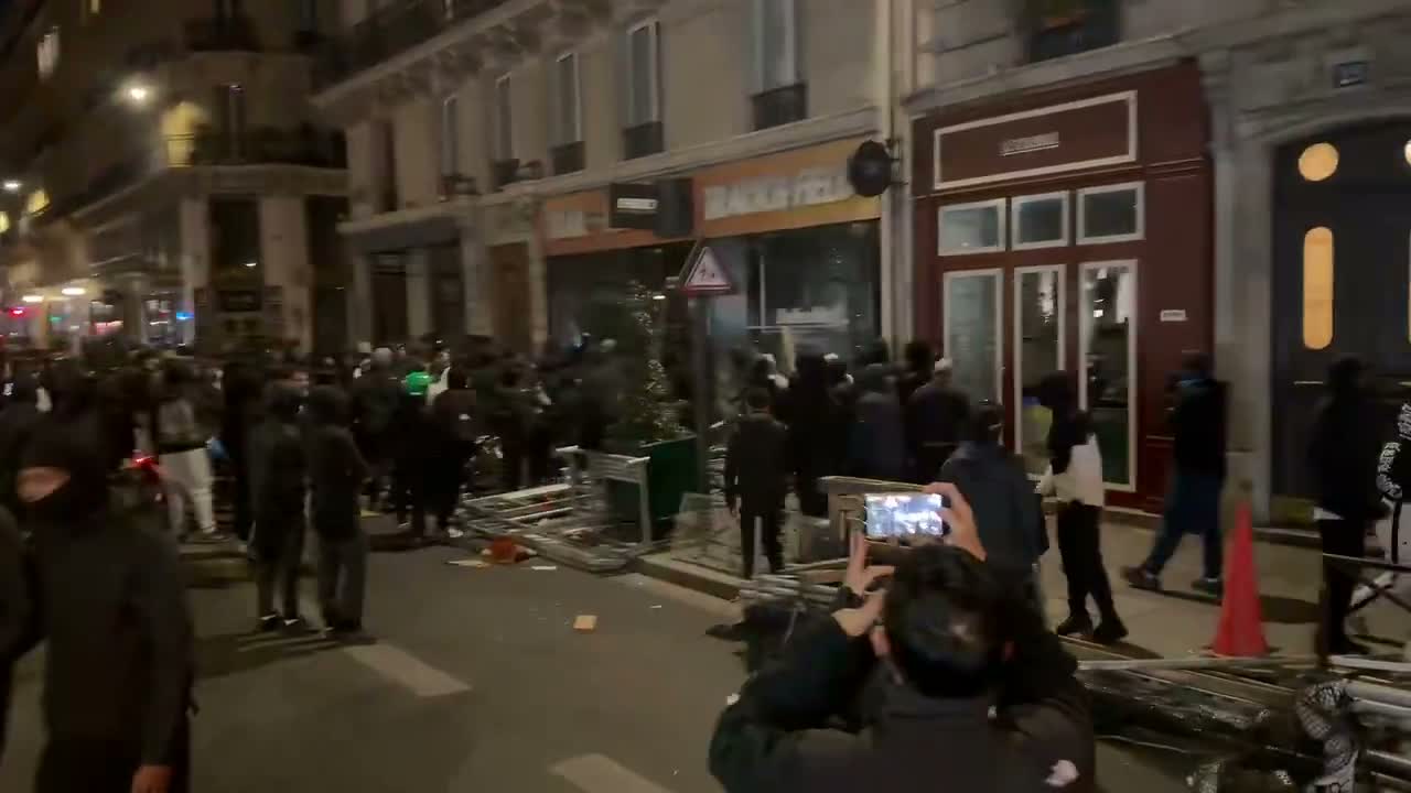 Paris : Attaque du magasin Shinzo, situé rue Étienne Marcel, par des pillards dimanche soir.