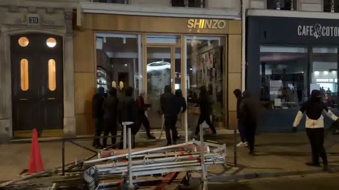 Paris : Attaque du magasin Shinzo, situé rue Étienne Marcel, par des pillards dimanche soir.