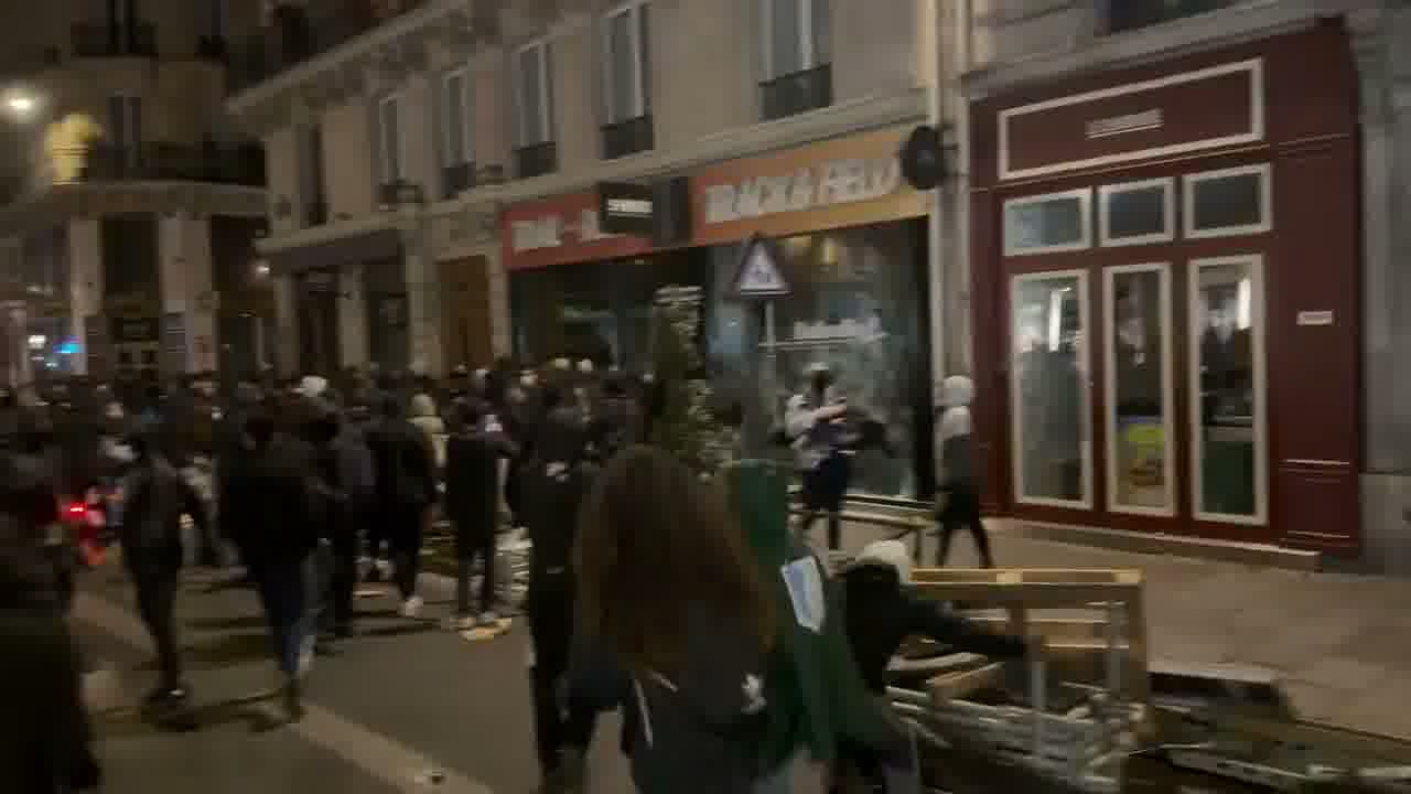 Paris : Attaque du magasin Shinzo, situé rue Étienne Marcel, par des pillards dimanche soir.