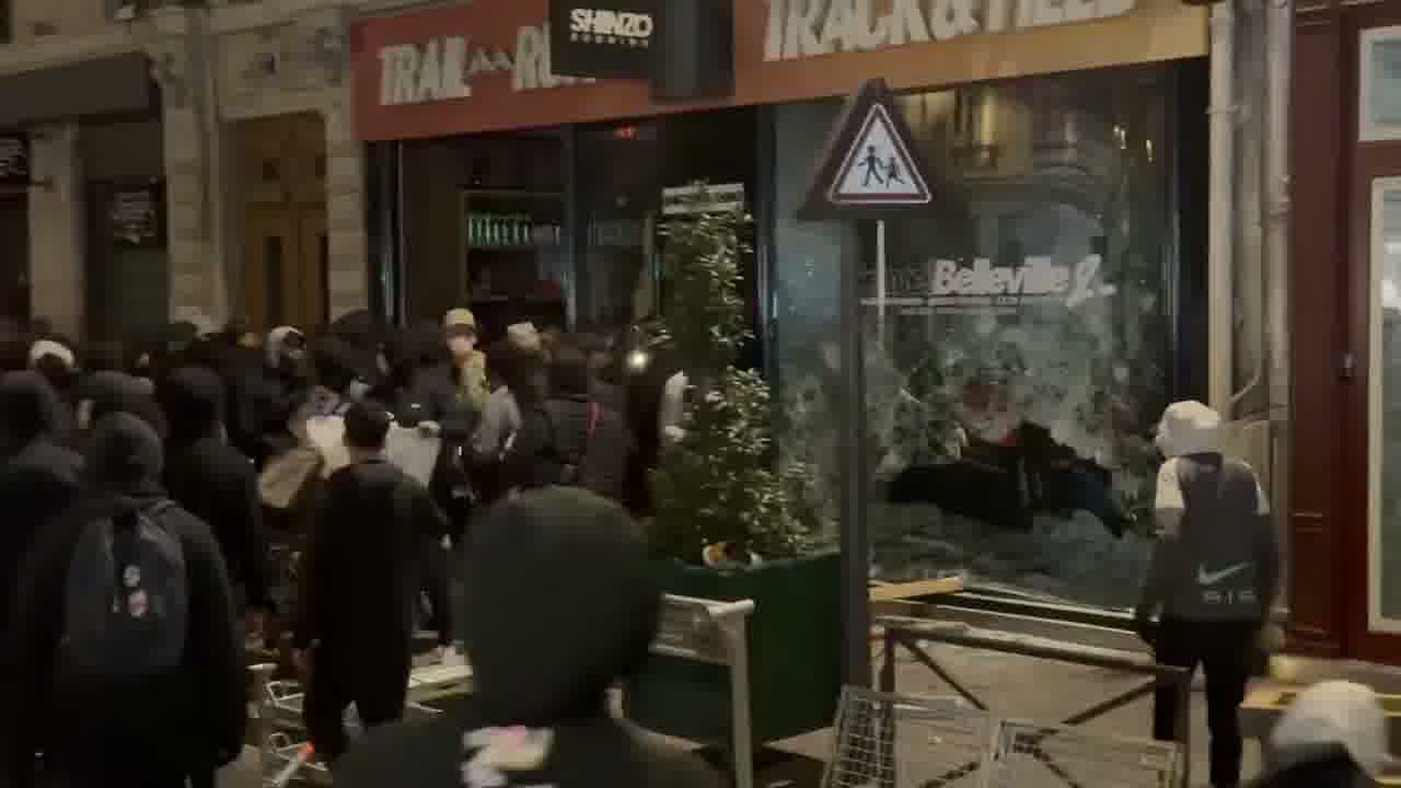 Paris : Attaque du magasin Shinzo, situé rue Étienne Marcel, par des pillards dimanche soir.