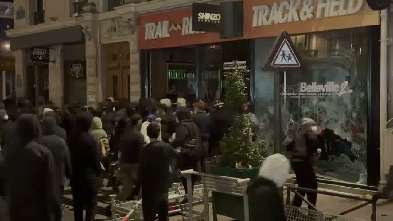 Paris : Attaque du magasin Shinzo, situé rue Étienne Marcel, par des pillards dimanche soir.