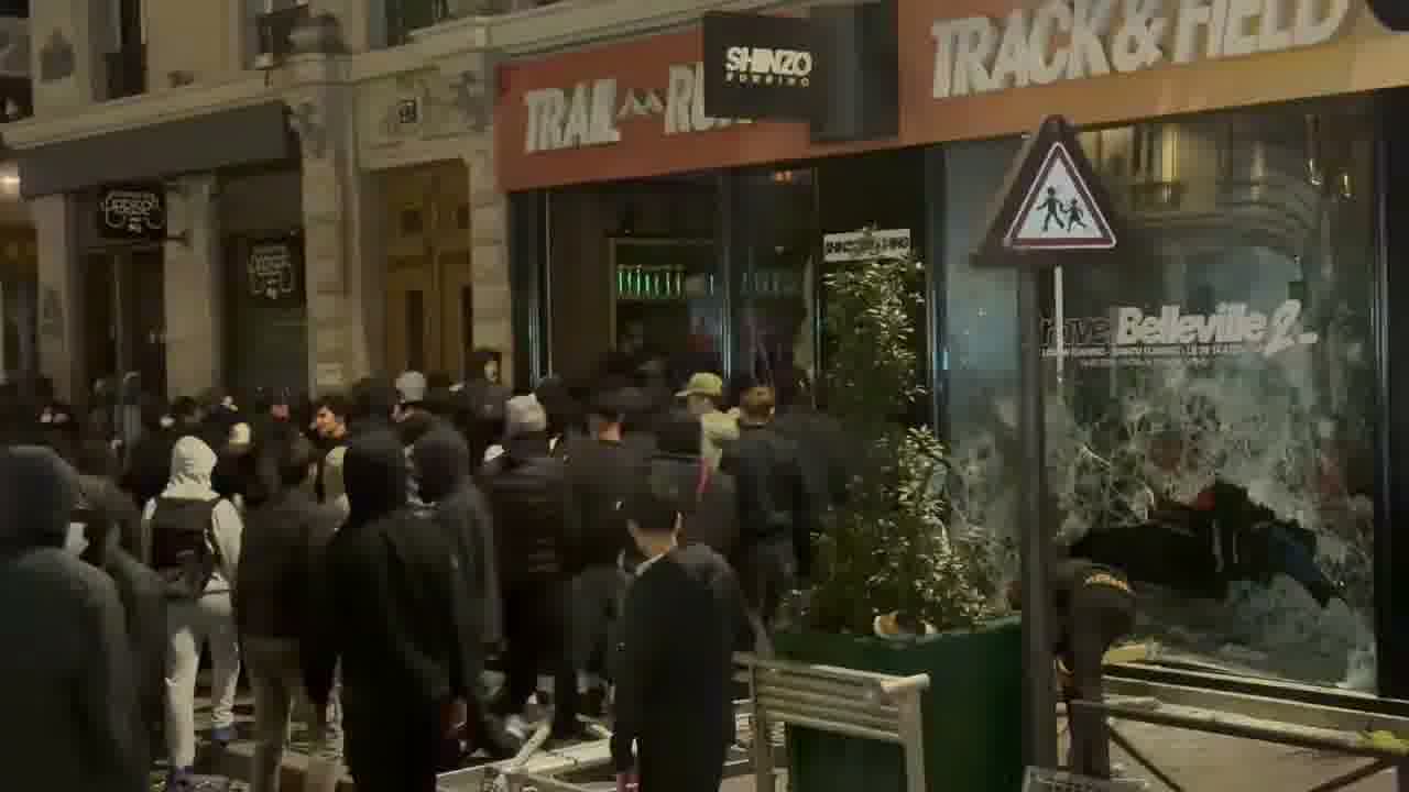 Paris : Attaque du magasin Shinzo, situé rue Étienne Marcel, par des pillards dimanche soir.