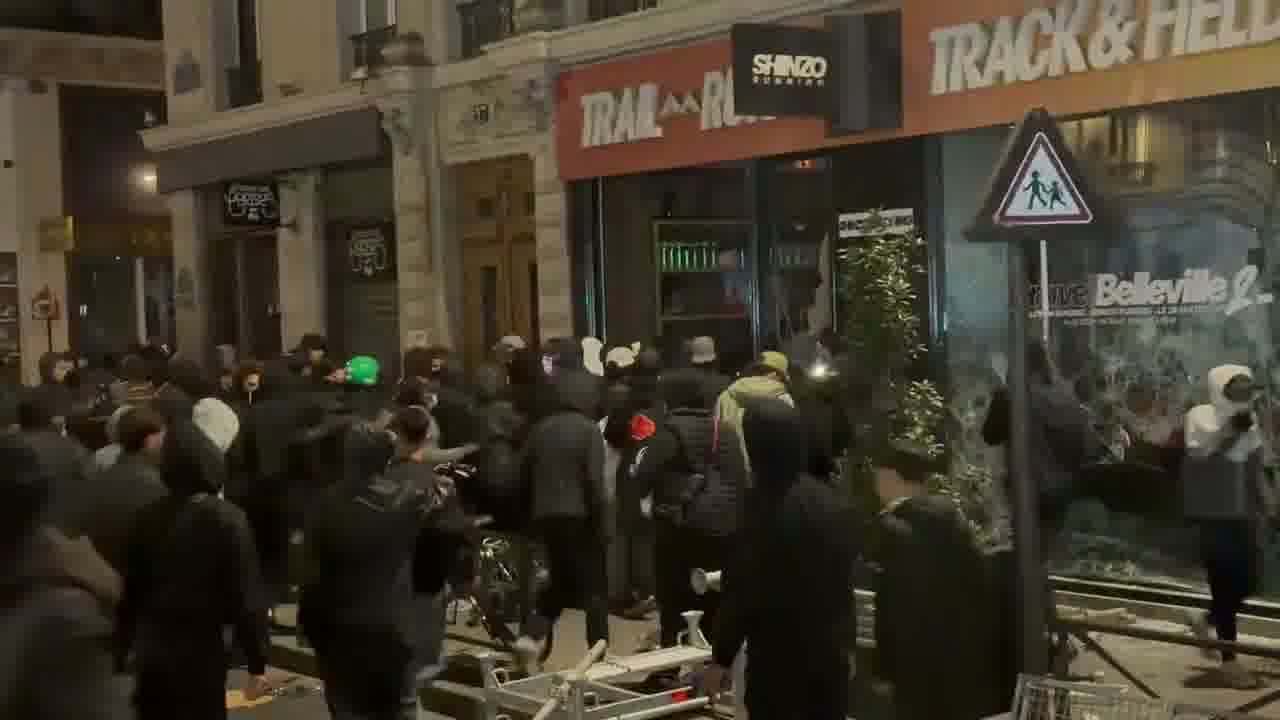 Paris : Attaque du magasin Shinzo, situé rue Étienne Marcel, par des pillards dimanche soir.