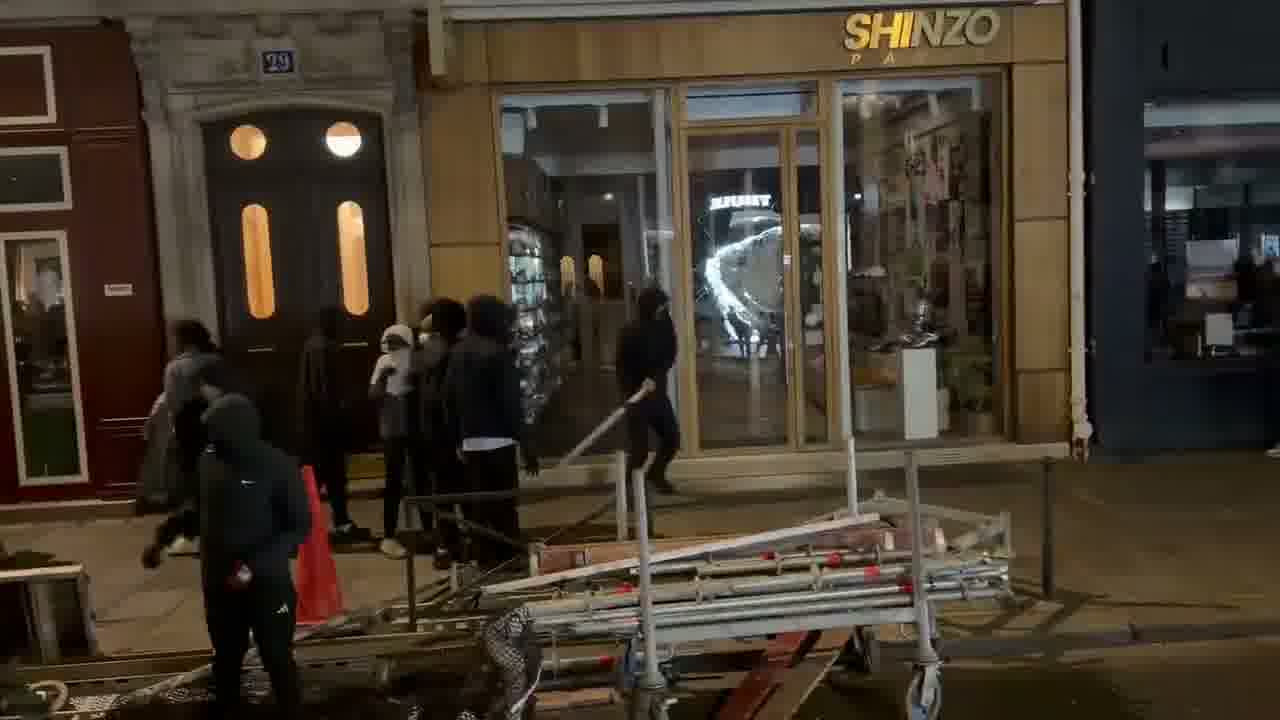Paris : Attaque du magasin Shinzo, situé rue Étienne Marcel, par des pillards dimanche soir.