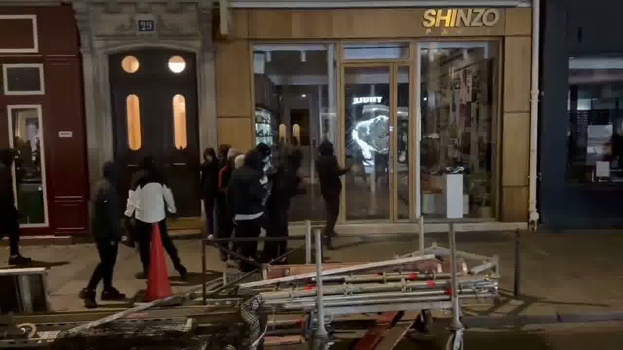 Paris : Attaque du magasin Shinzo, situé rue Étienne Marcel, par des pillards dimanche soir.
