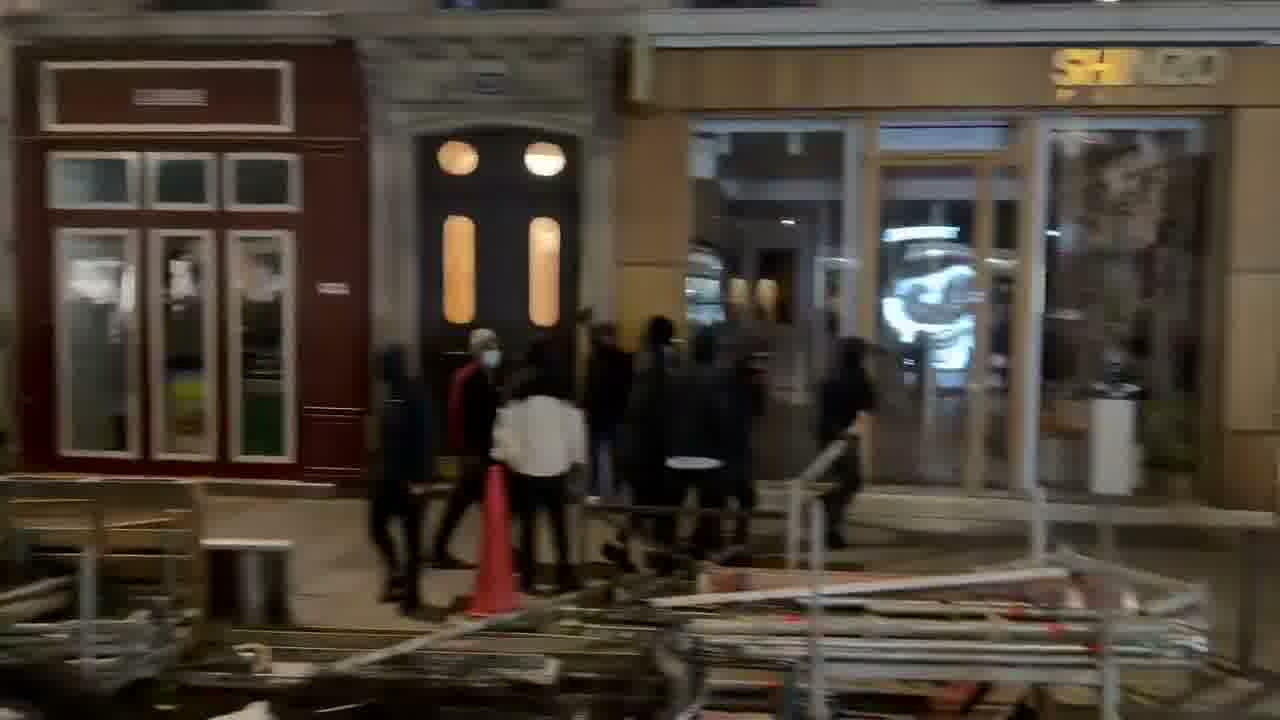 Paris : Attaque du magasin Shinzo, situé rue Étienne Marcel, par des pillards dimanche soir.