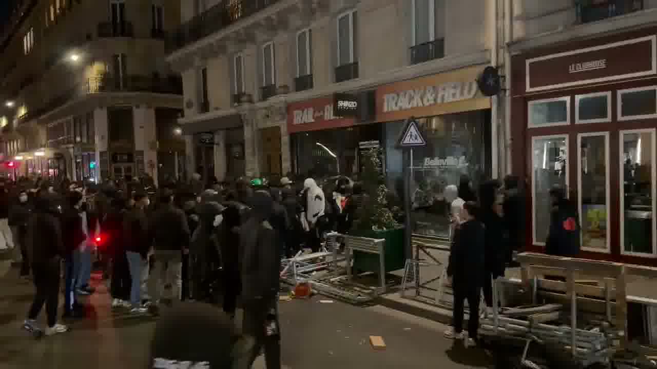 Paris : Attaque du magasin Shinzo, situé rue Étienne Marcel, par des pillards dimanche soir.