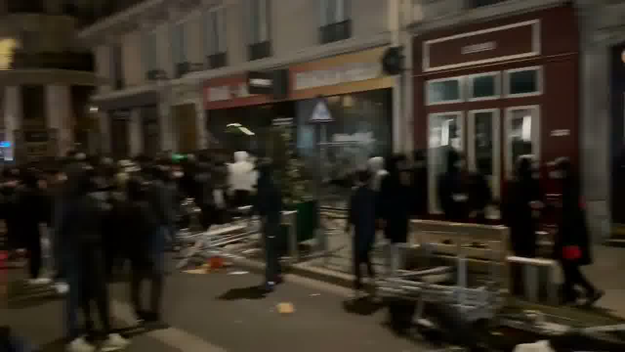 Paris : Attaque du magasin Shinzo, situé rue Étienne Marcel, par des pillards dimanche soir.