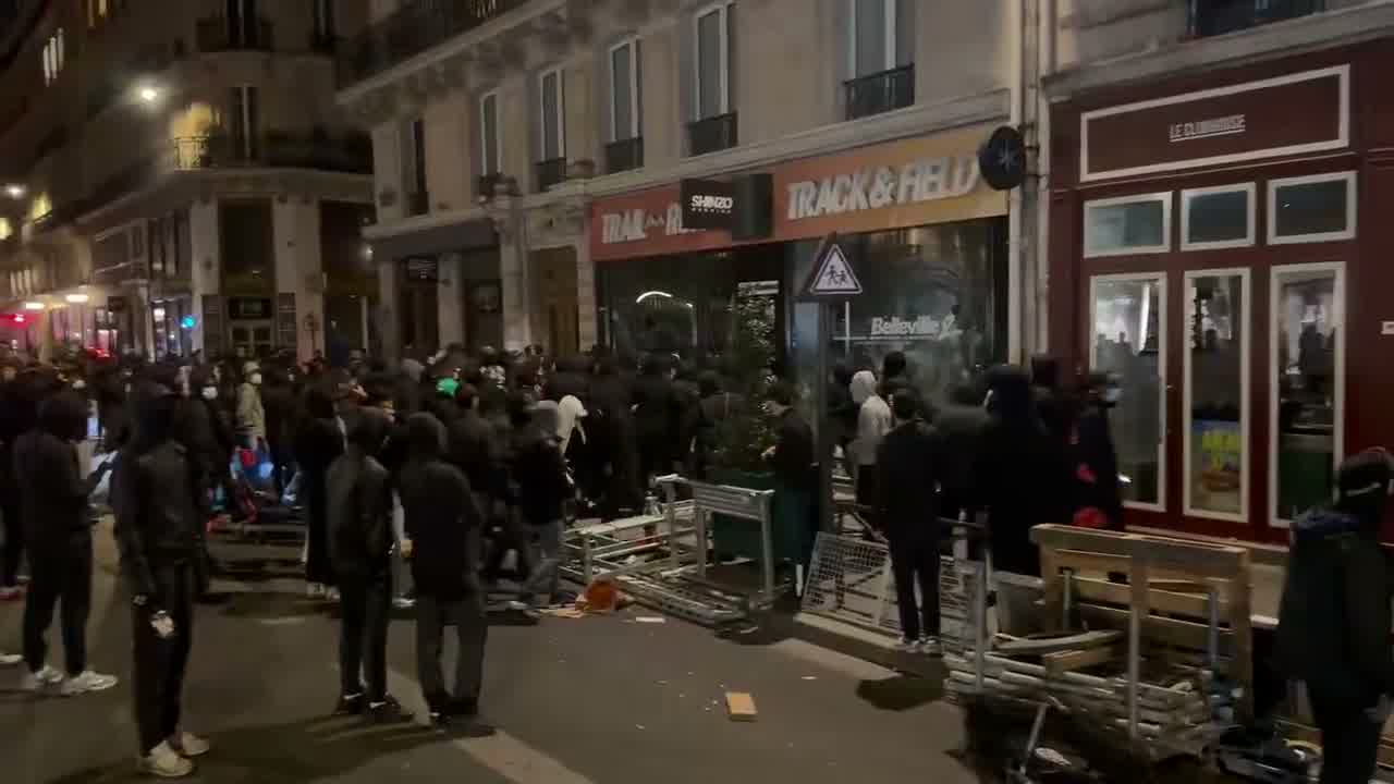 Paris : Attaque du magasin Shinzo, situé rue Étienne Marcel, par des pillards dimanche soir.