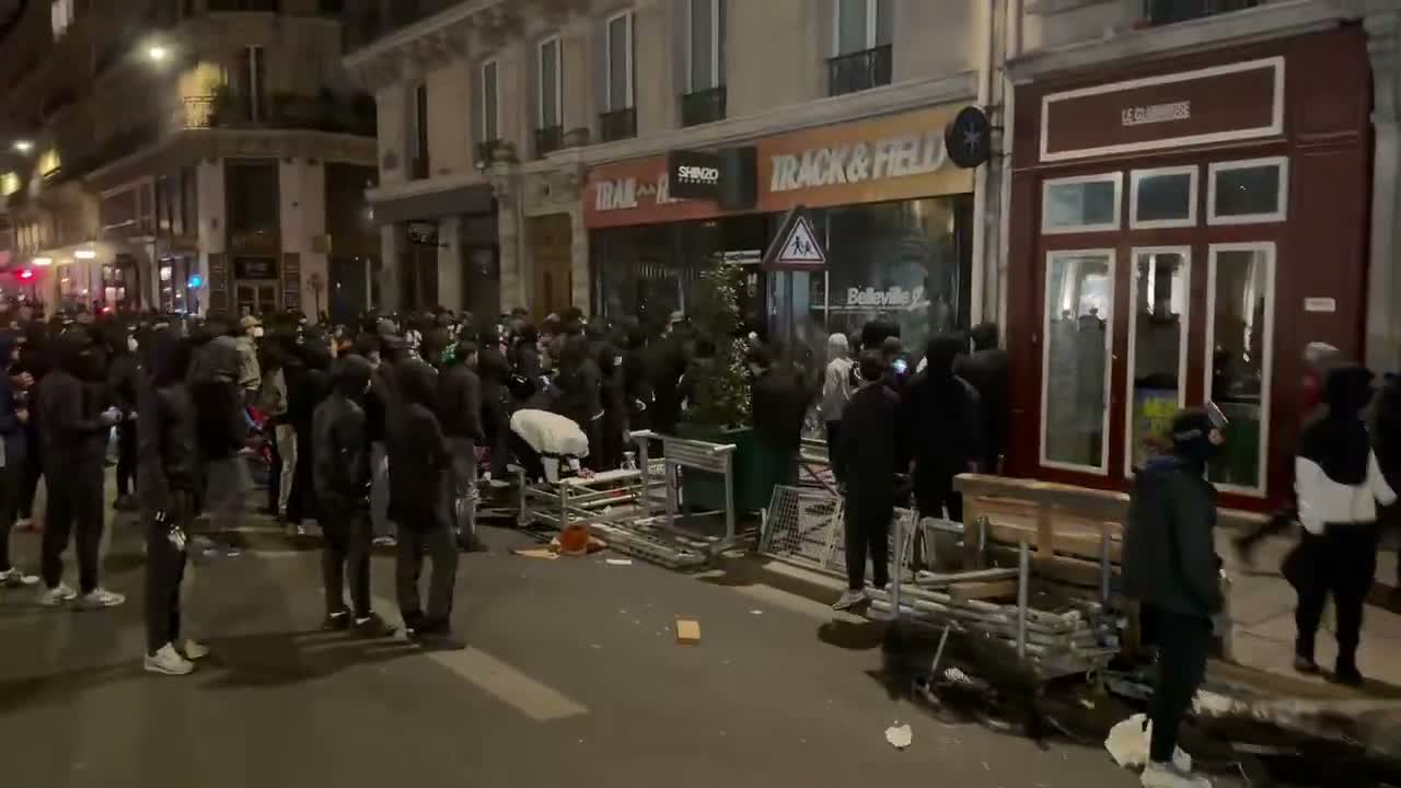 Paris : Attaque du magasin Shinzo, situé rue Étienne Marcel, par des pillards dimanche soir.