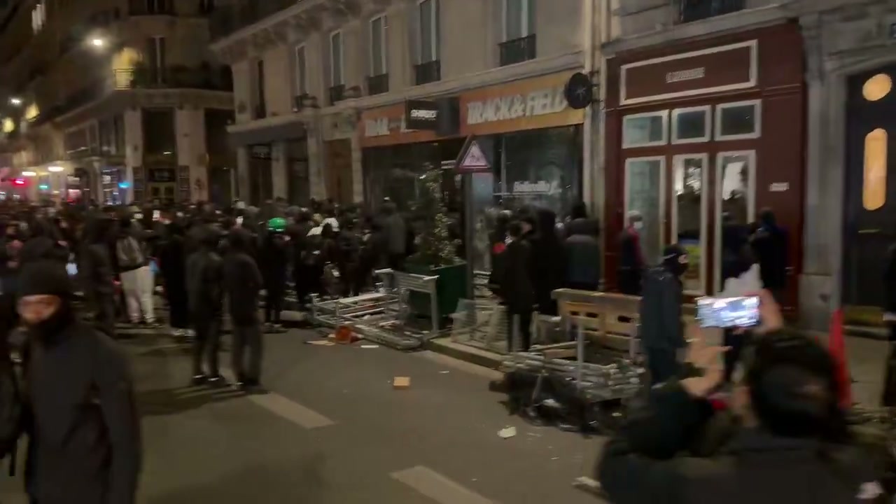 Paris : Attaque du magasin Shinzo, situé rue Étienne Marcel, par des pillards dimanche soir.