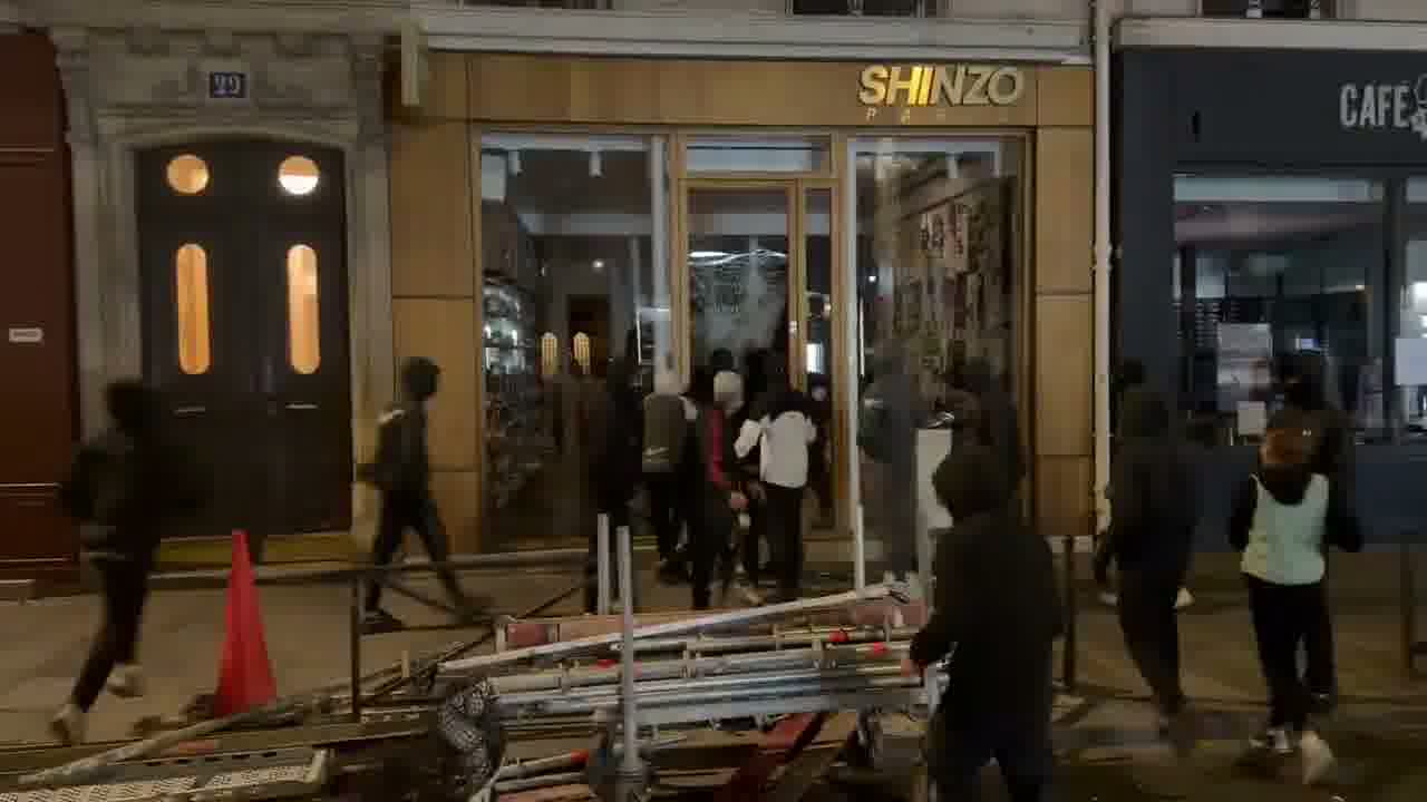 Paris : Attaque du magasin Shinzo, situé rue Étienne Marcel, par des pillards dimanche soir.