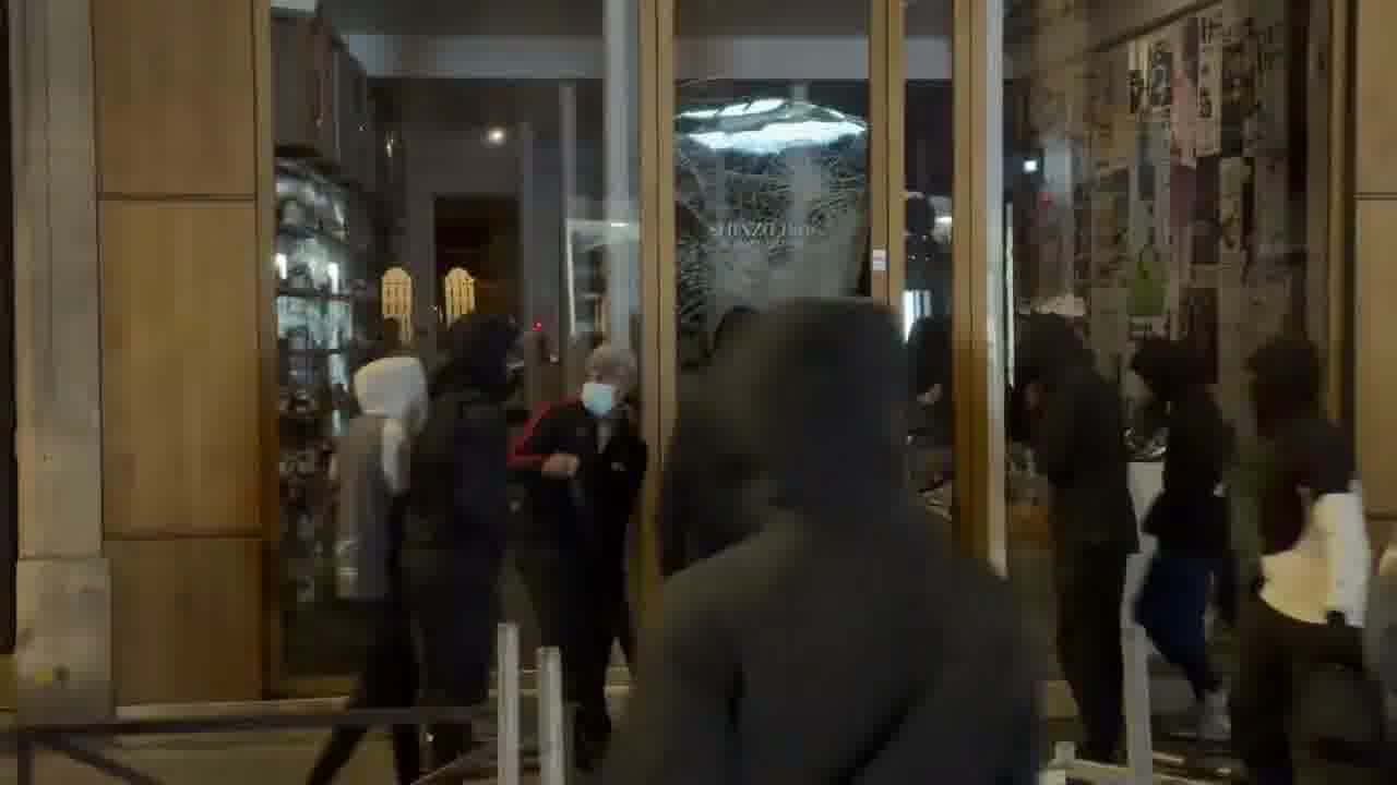 Paris : Attaque du magasin Shinzo, situé rue Étienne Marcel, par des pillards dimanche soir.