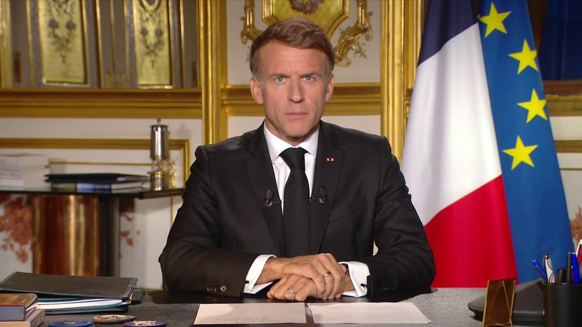 17 octobre : Emmanuel Macron appelle à une transparence totale concernant la stratégie de maintien de l'ordre.
