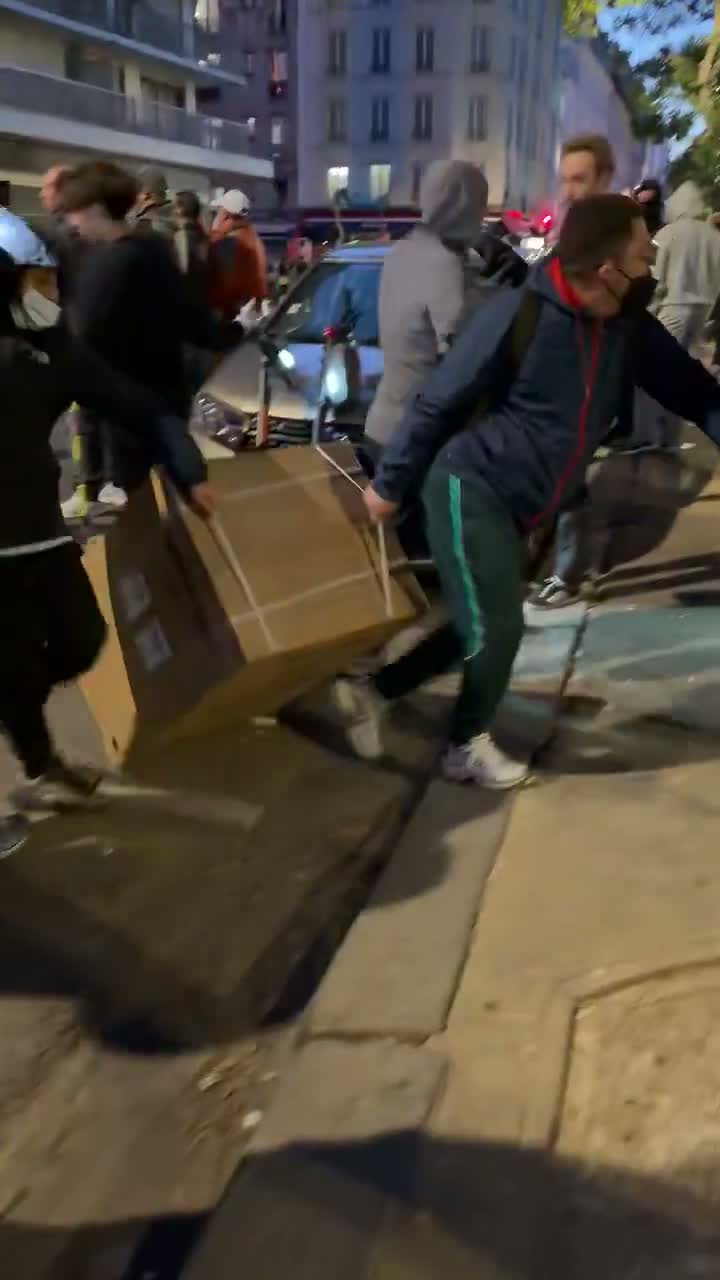 Paris : Magasin Darty à Belleville pillé le dimanche soir