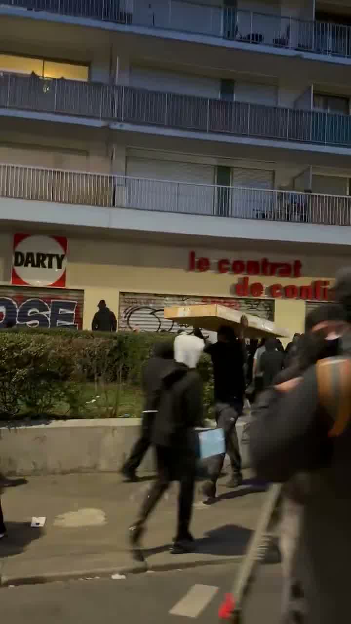 Paris : Magasin Darty à Belleville pillé le dimanche soir