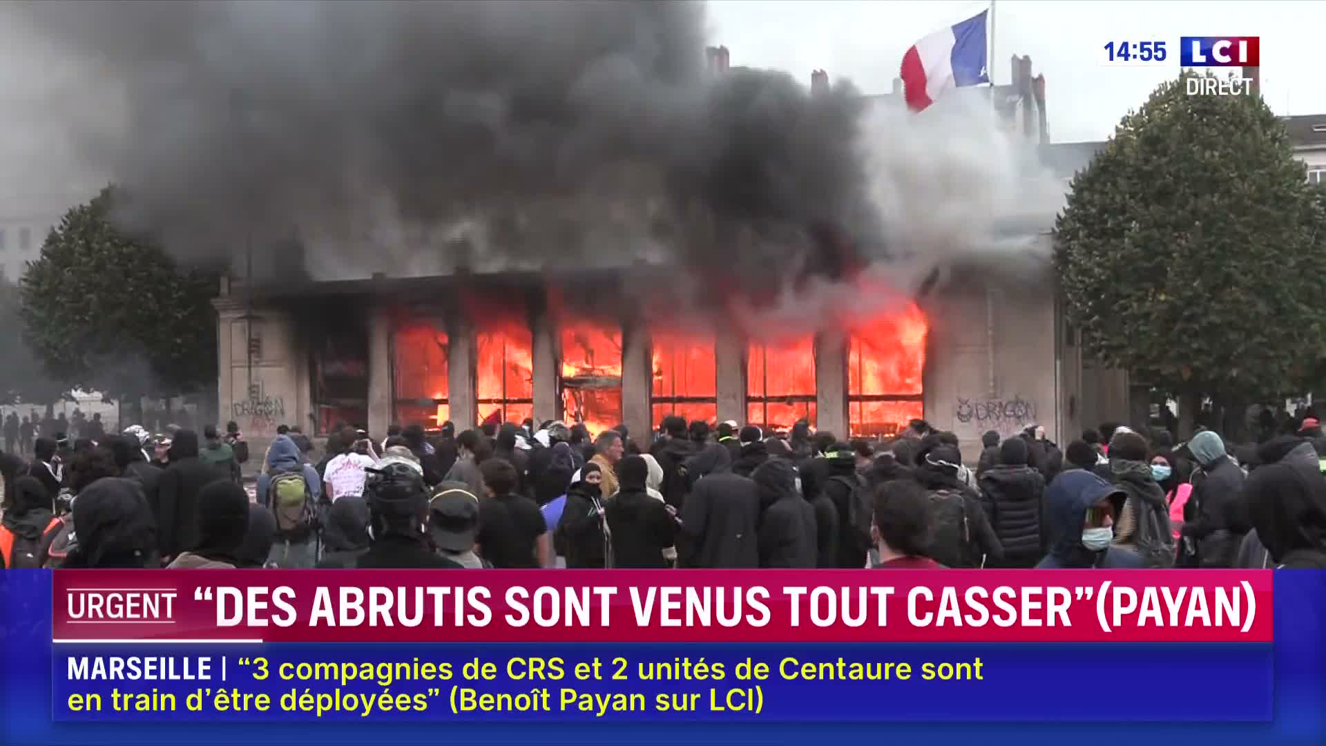 October 17 Movement: In Lyon, the Bellecour square tourist office set on fire. A tourist office, located at Place Bellecour in Lyon, is on fire this Saturday, October 17.