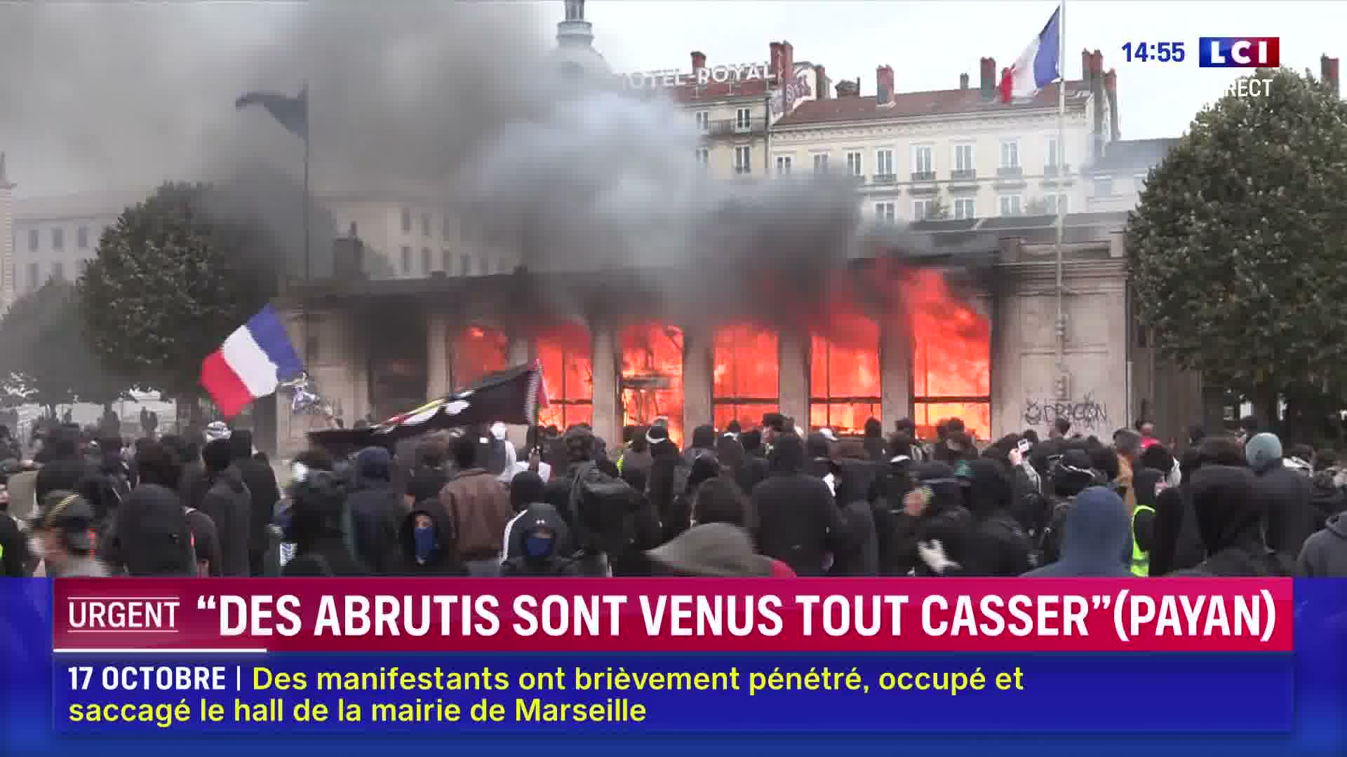October 17 Movement: In Lyon, the Bellecour square tourist office set on fire. A tourist office, located at Place Bellecour in Lyon, is on fire this Saturday, October 17.