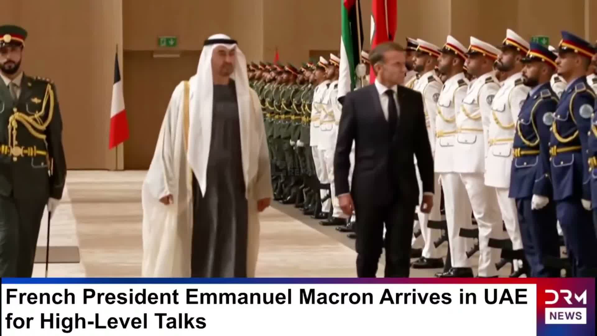 Le président français Macron est aux Émirats arabes unis, inspectant des troupes avec MBZ.